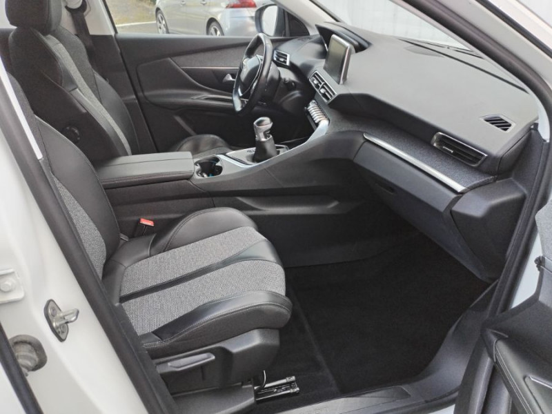 Photo 12 de l'offre de PEUGEOT 3008 II 1.2 PureTech 130 BVM6 ALLURE Camera ADML 1ère Main à 11950€ chez Mérignac auto