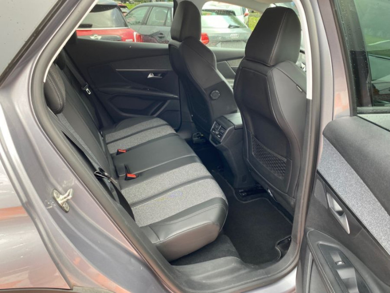 Photo 10 de l'offre de PEUGEOT 3008 II 1.2 PureTech 130 BVM6 ALLURE Camera Radars Attel. 1ère Main à 13750€ chez Mérignac auto