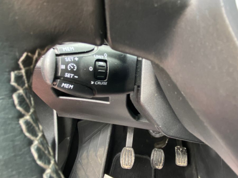 Photo 17 de l'offre de PEUGEOT 3008 II 1.2 PureTech 130 BVM6 ALLURE Camera Radars Attel. 1ère Main à 13750€ chez Mérignac auto