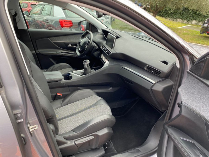 Photo 11 de l'offre de PEUGEOT 3008 II 1.2 PureTech 130 BVM6 ALLURE Camera Radars Attel. 1ère Main à 13750€ chez Mérignac auto