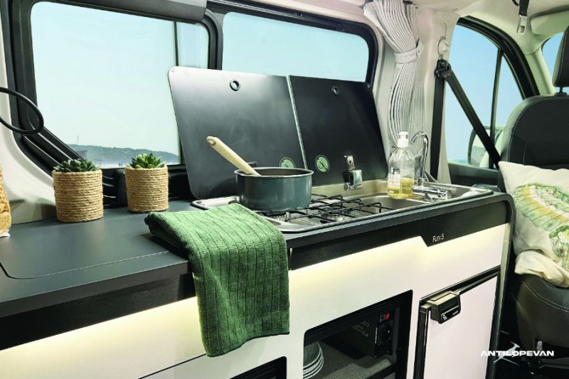 Photo 20 de l'offre de RENAULT TRAFIC VAN ANTILOPE VAN Aménagé FLEX 5 2.0 DCi 150 EAG9 L1 5PL Attel+Pte Vélo Tout Equipé Dispo 02.26 à 64450€ chez Mérignac auto