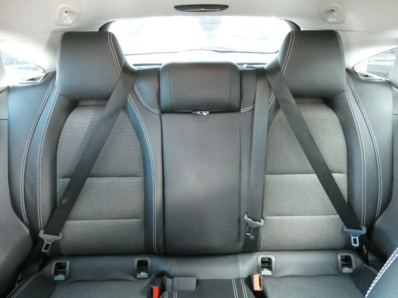 Photo 30 de l'offre de MERCEDES-BENZ CLA SHOOTING BRAKE 180 122cv BVM6 PACK GPS JA18 Radars Privacy Glass à 18490€ chez Mérignac auto