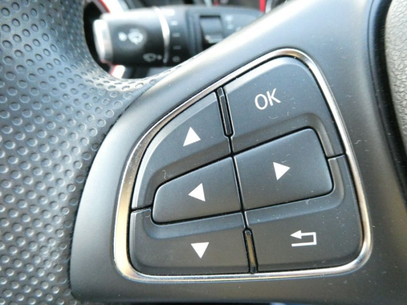 Photo 14 de l'offre de MERCEDES-BENZ CLA SHOOTING BRAKE 180 122cv BVM6 PACK GPS JA18 Radars Privacy Glass à 18490€ chez Mérignac auto