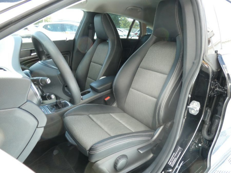 Photo 5 de l'offre de MERCEDES-BENZ CLA SHOOTING BRAKE 180 122cv BVM6 PACK GPS JA18 Radars Privacy Glass à 18490€ chez Mérignac auto