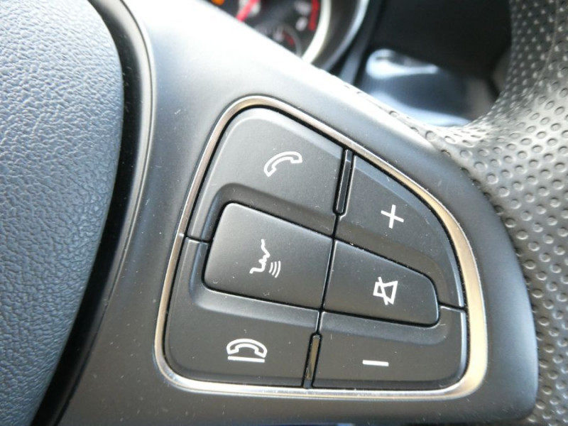 Photo 15 de l'offre de MERCEDES-BENZ CLA SHOOTING BRAKE 180 122cv BVM6 PACK GPS JA18 Radars Privacy Glass à 18490€ chez Mérignac auto