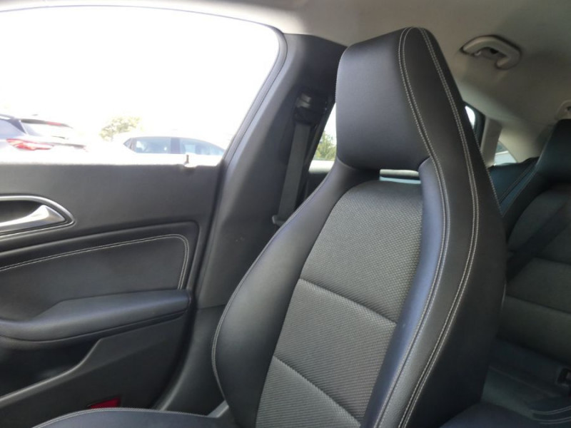 Photo 27 de l'offre de MERCEDES-BENZ CLA SHOOTING BRAKE 180 122cv BVM6 PACK GPS JA18 Radars Privacy Glass à 18490€ chez Mérignac auto