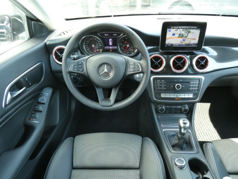 Photo 4 de l'offre de MERCEDES-BENZ CLA SHOOTING BRAKE 180 122cv BVM6 PACK GPS JA18 Radars Privacy Glass à 18490€ chez Mérignac auto