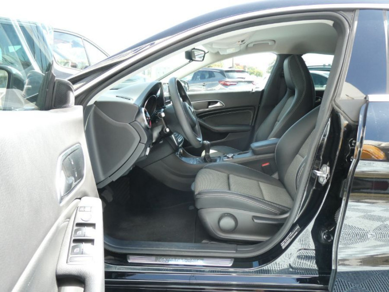 Photo 6 de l'offre de MERCEDES-BENZ CLA SHOOTING BRAKE 180 122cv BVM6 PACK GPS JA18 Radars Privacy Glass à 18490€ chez Mérignac auto