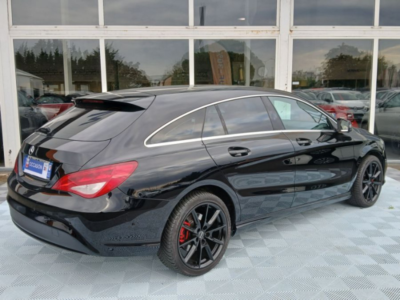 Photo 3 de l'offre de MERCEDES-BENZ CLA SHOOTING BRAKE 180 122cv BVM6 PACK GPS JA18 Radars Privacy Glass à 18490€ chez Mérignac auto