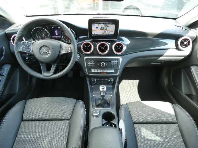 Photo 11 de l'offre de MERCEDES-BENZ CLA SHOOTING BRAKE 180 122cv BVM6 PACK GPS JA18 Radars Privacy Glass à 18490€ chez Mérignac auto