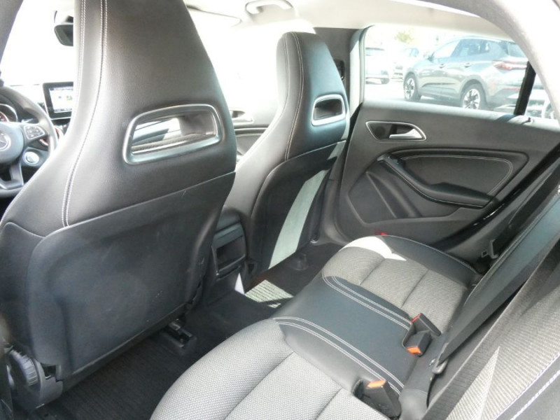 Photo 28 de l'offre de MERCEDES-BENZ CLA SHOOTING BRAKE 180 122cv BVM6 PACK GPS JA18 Radars Privacy Glass à 18490€ chez Mérignac auto