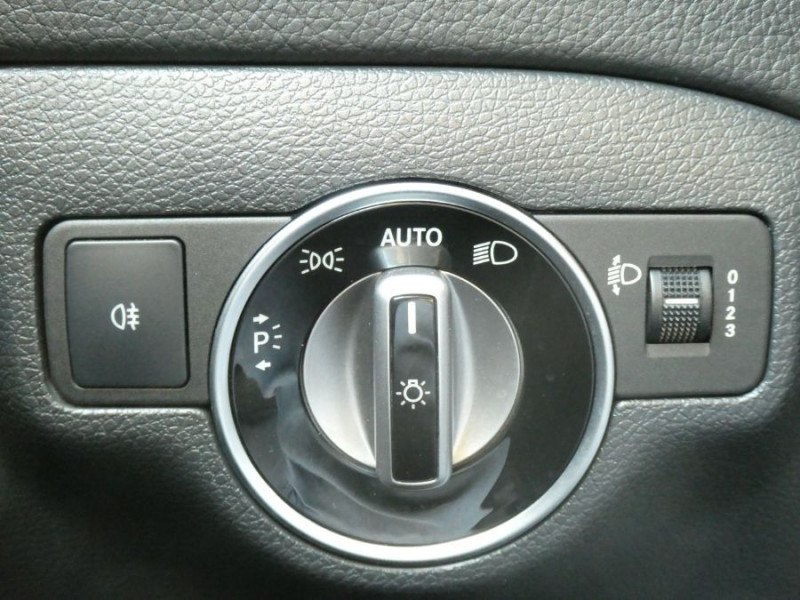 Photo 13 de l'offre de MERCEDES-BENZ CLA SHOOTING BRAKE 180 122cv BVM6 PACK GPS JA18 Radars Privacy Glass à 18490€ chez Mérignac auto