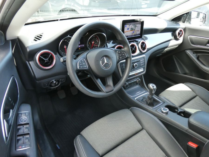 Photo 7 de l'offre de MERCEDES-BENZ CLA SHOOTING BRAKE 180 122cv BVM6 PACK GPS JA18 Radars Privacy Glass à 18490€ chez Mérignac auto