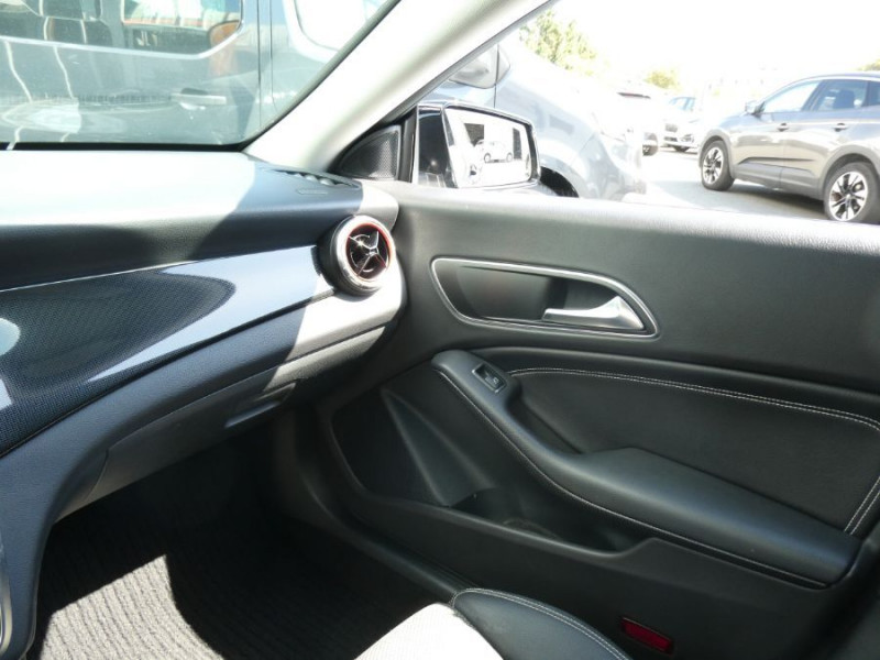 Photo 26 de l'offre de MERCEDES-BENZ CLA SHOOTING BRAKE 180 122cv BVM6 PACK GPS JA18 Radars Privacy Glass à 18490€ chez Mérignac auto