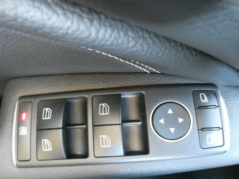 Photo 12 de l'offre de MERCEDES-BENZ CLA SHOOTING BRAKE 180 122cv BVM6 PACK GPS JA18 Radars Privacy Glass à 18490€ chez Mérignac auto
