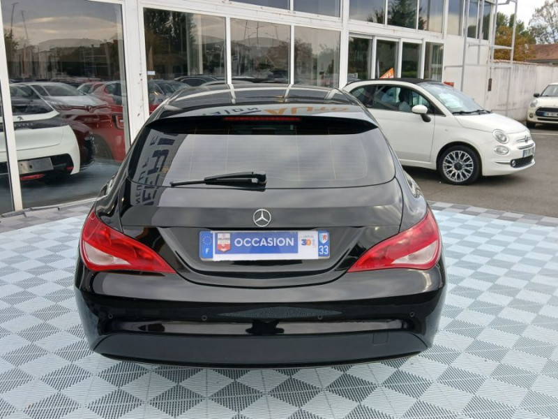 Photo 10 de l'offre de MERCEDES-BENZ CLA SHOOTING BRAKE 180 122cv BVM6 PACK GPS JA18 Radars Privacy Glass à 18490€ chez Mérignac auto