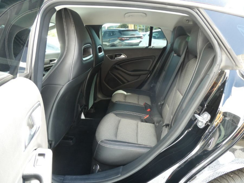 Photo 29 de l'offre de MERCEDES-BENZ CLA SHOOTING BRAKE 180 122cv BVM6 PACK GPS JA18 Radars Privacy Glass à 18490€ chez Mérignac auto