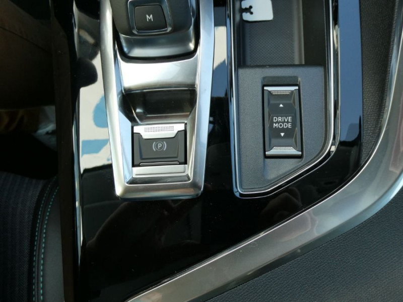 Photo 29 de l'offre de PEUGEOT 3008 II (2) 1.5 BlueHDi 130 EAT8 ALLURE PACK Hayon EL. ACC SC Barres à 23450€ chez Mérignac auto