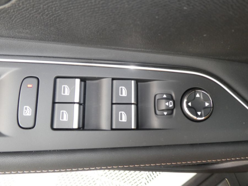 Photo 24 de l'offre de PEUGEOT 3008 II (2) 1.5 BlueHDi 130 EAT8 GT Alcantara TOE Hayon EL. 360° 1ère Main à 26450€ chez Mérignac auto