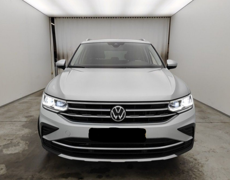Photo 9 de l'offre de VOLKSWAGEN TIGUAN II (2) 2.0 TDI 150 DSG 2WD ELEGANCE CUIR Camera ACC Hayon EL. JA18 1ère Main à 32490€ chez Mérignac auto