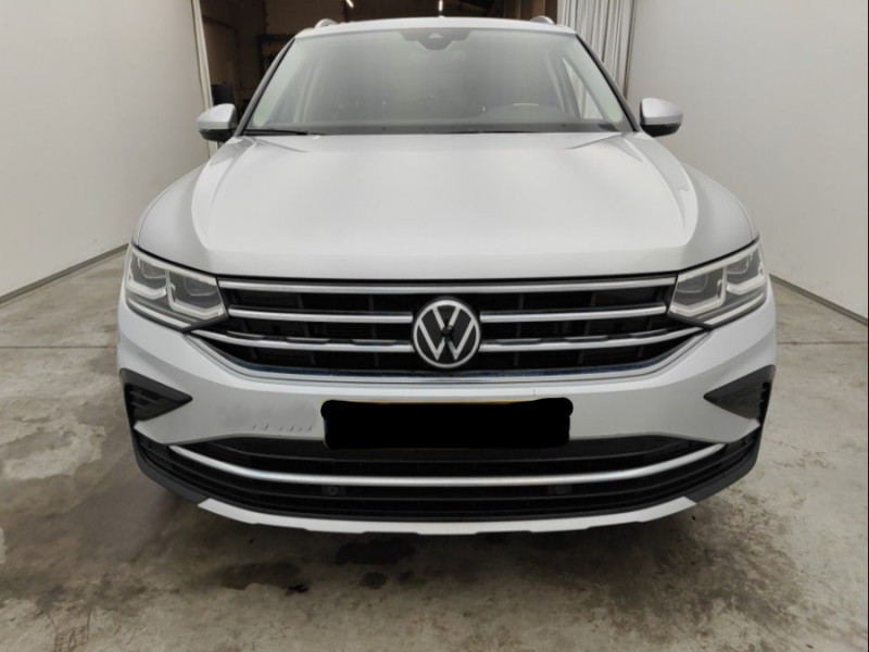 Photo 11 de l'offre de VOLKSWAGEN TIGUAN II (2) 2.0 TDI 150 DSG 2WD ELEGANCE CUIR Camera ACC Hayon EL. JA18 1ère Main à 32490€ chez Mérignac auto