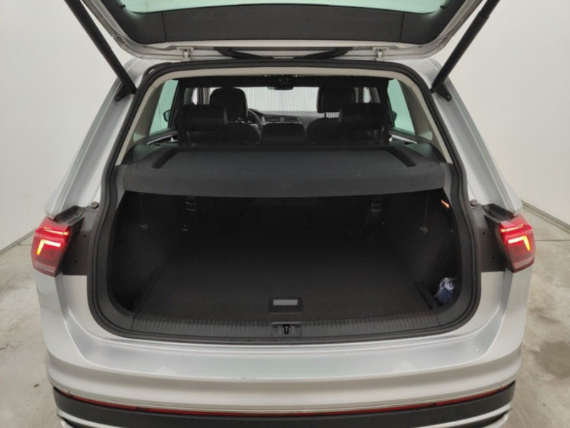 Photo 12 de l'offre de VOLKSWAGEN TIGUAN II (2) 2.0 TDI 150 DSG 2WD ELEGANCE CUIR Camera ACC Hayon EL. JA18 1ère Main à 32490€ chez Mérignac auto
