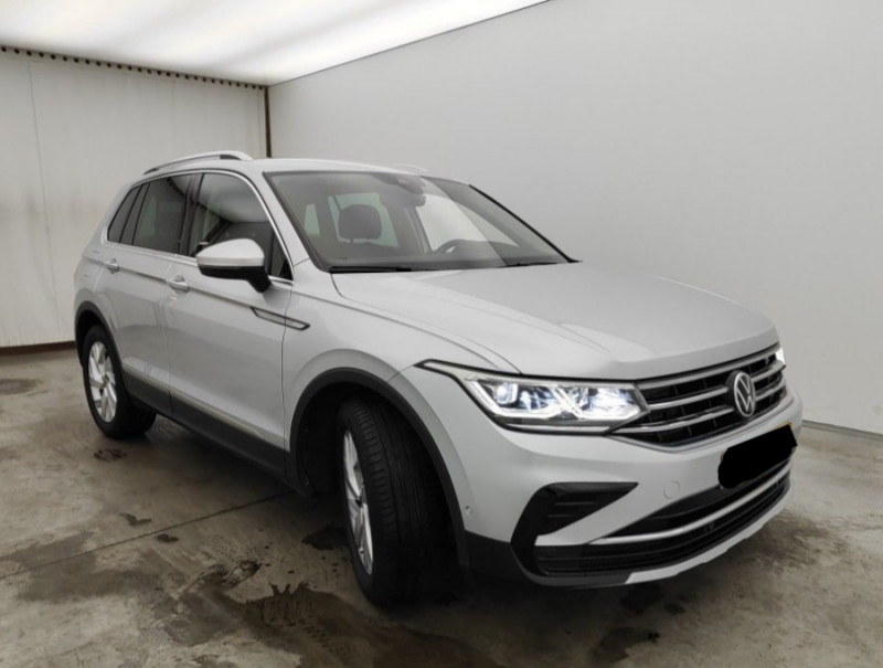 Photo 2 de l'offre de VOLKSWAGEN TIGUAN II (2) 2.0 TDI 150 DSG 2WD ELEGANCE CUIR Camera ACC Hayon EL. JA18 1ère Main à 32490€ chez Mérignac auto