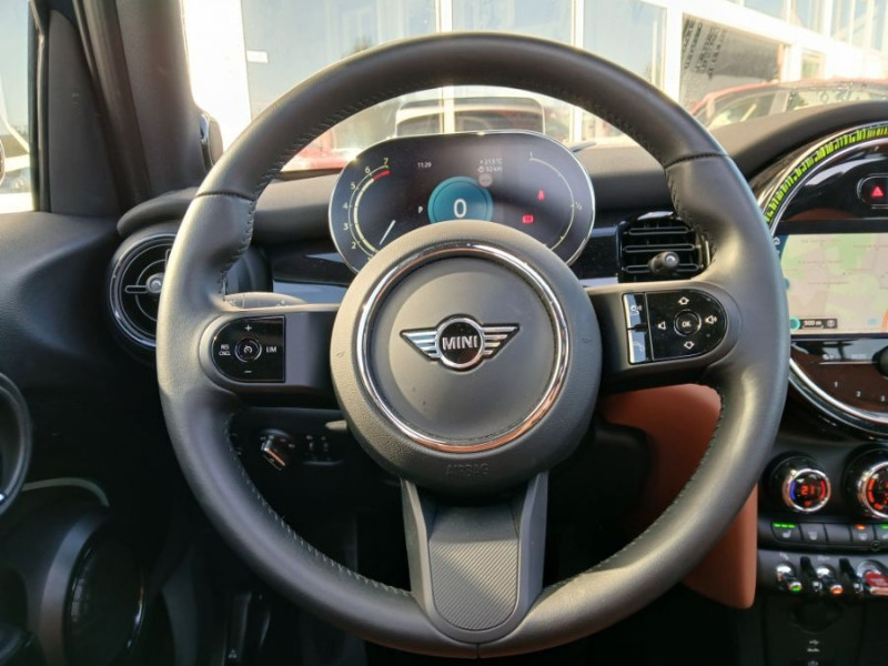 Photo 15 de l'offre de MINI MINI III (F56) NEW 1.5i 136 BVA7 COOPER 5P CUIR TOE Camera Key Less HUD Hifi... à 29490€ chez Mérignac auto