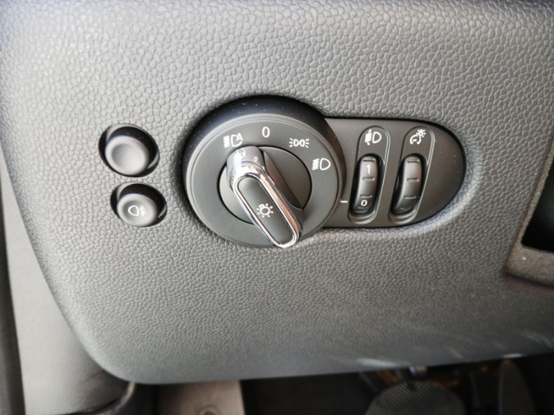 Photo 32 de l'offre de MINI MINI III (F56) NEW 1.5i 136 BVA7 COOPER 5P CUIR TOE Camera Key Less HUD Hifi... à 29490€ chez Mérignac auto