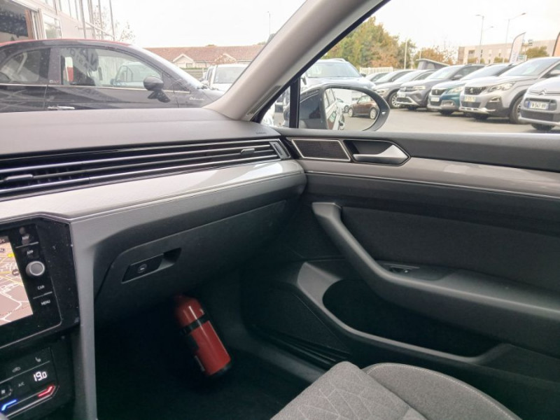 Photo 36 de l'offre de VOLKSWAGEN PASSAT SW VIII 2.0 TDI 150 DSG7 STYLE BUSINESS GPS Radars ACC Hayon EL. 1ère Main à 28450€ chez Mérignac auto