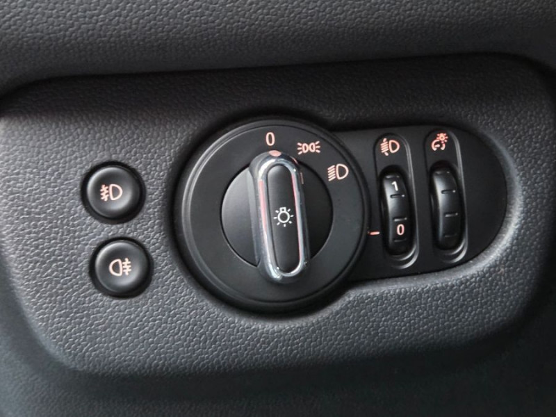 Photo 13 de l'offre de MINI CLUBMAN III ONE 102 BVA GPS Radars JA17 LED SC à 18490€ chez Mérignac auto