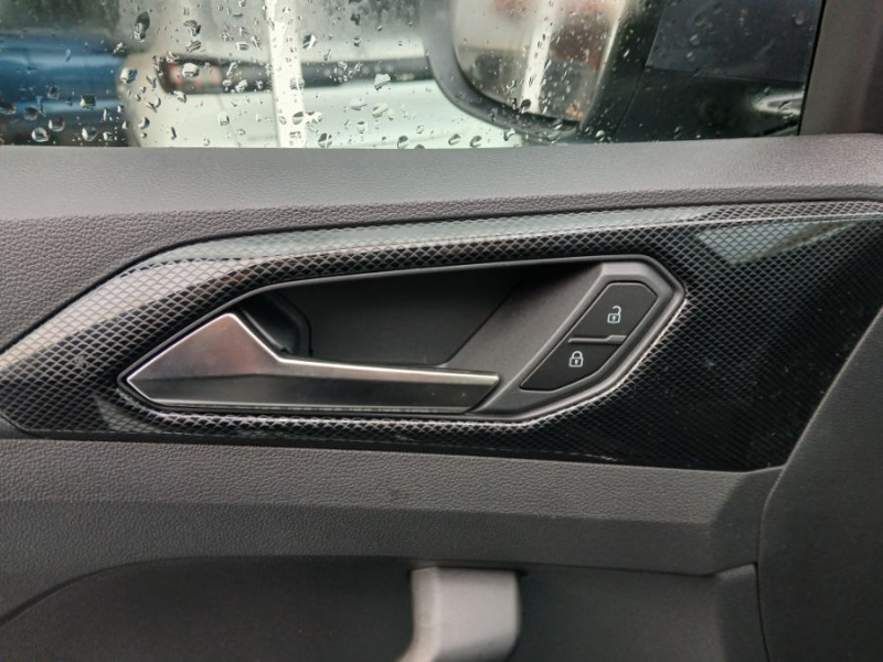 Photo 16 de l'offre de VOLKSWAGEN T-CROSS 1.0 TSI 116 DSG7 PACK JA17 08/25 Key Less Camera Radars RER Privacy Glass à 26950€ chez Mérignac auto