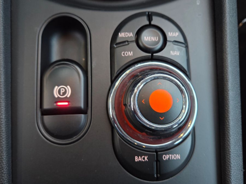 Photo 15 de l'offre de MINI CLUBMAN III ONE 102 BVA GPS Radars JA17 LED SC à 18490€ chez Mérignac auto