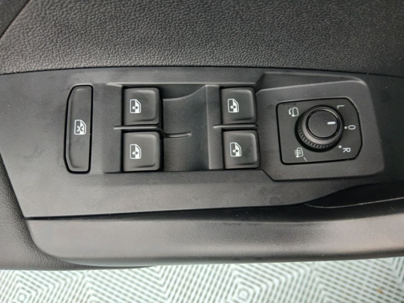 Photo 21 de l'offre de VOLKSWAGEN T-CROSS 1.0 TSI 116 DSG7 PACK JA17 08/25 Key Less Camera Radars RER Privacy Glass à 26950€ chez Mérignac auto