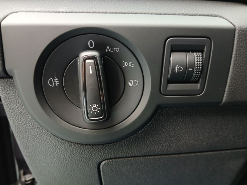Photo 14 de l'offre de VOLKSWAGEN T-CROSS 1.0 TSI 116 DSG7 PACK JA17 08/25 Key Less Camera Radars RER Privacy Glass à 26950€ chez Mérignac auto
