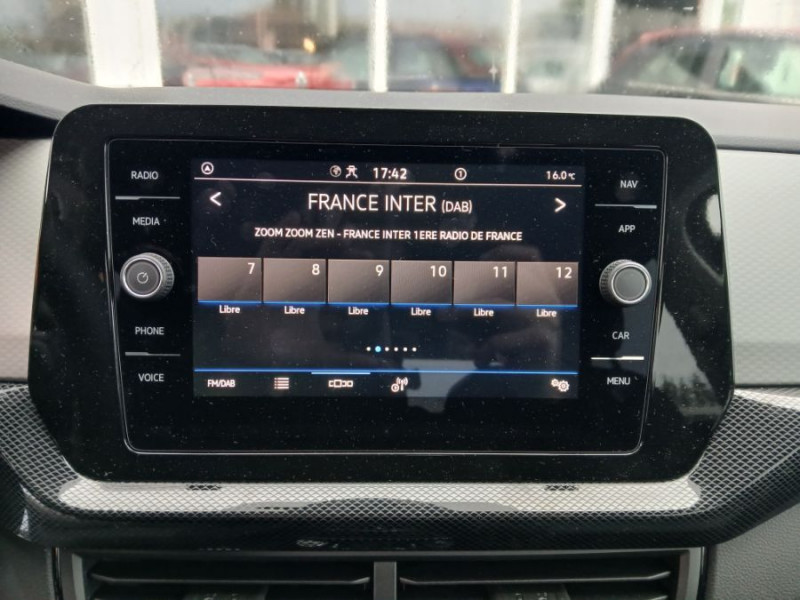 Photo 6 de l'offre de VOLKSWAGEN T-CROSS 1.0 TSI 116 DSG7 PACK JA17 08/25 Key Less Camera Radars RER Privacy Glass à 26950€ chez Mérignac auto