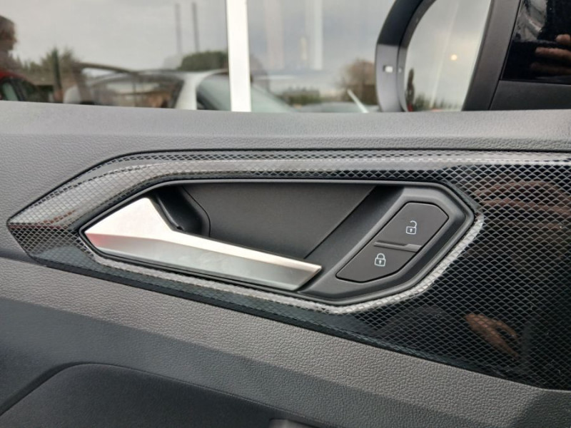 Photo 19 de l'offre de VOLKSWAGEN T-CROSS 1.0 TSI 116 DSG7 PACK JA17 08/25 Key Less Camera Radars RER Privacy Glass à 26950€ chez Mérignac auto