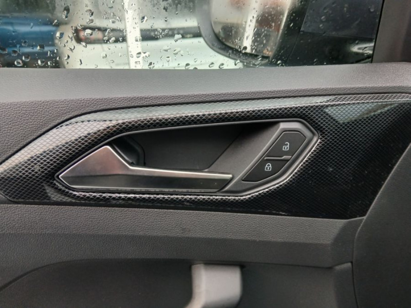 Photo 14 de l'offre de VOLKSWAGEN T-CROSS 1.0 TSI 116 DSG7 PACK JA17 08/25 Key Less Camera Radars RER Privacy Glass à 26950€ chez Mérignac auto