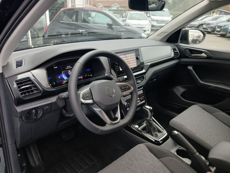 Photo 6 de l'offre de VOLKSWAGEN T-CROSS 1.0 TSI 116 DSG7 PACK JA17 08/25 Key Less Camera Radars RER Privacy Glass à 26950€ chez Mérignac auto