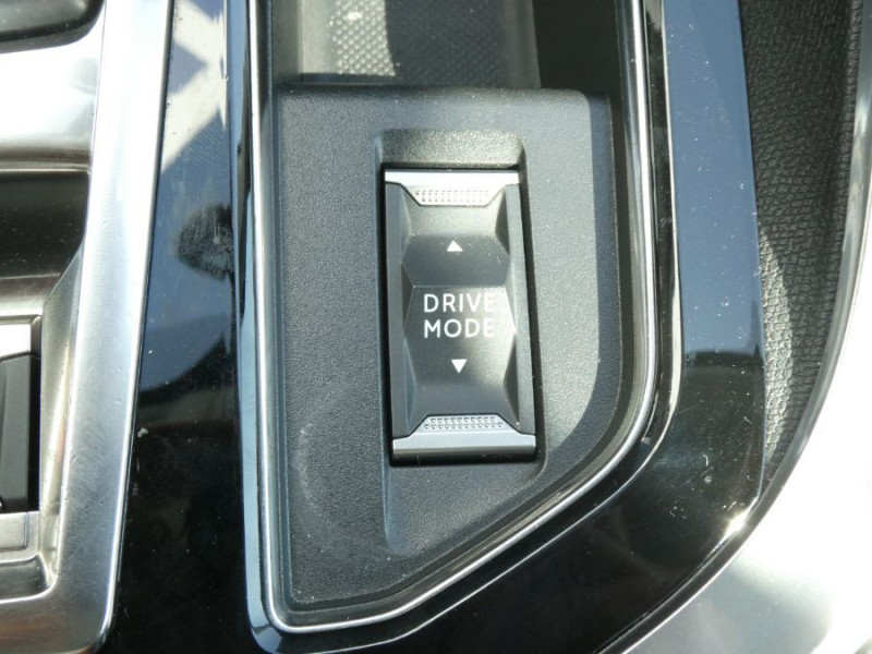 Photo 27 de l'offre de PEUGEOT 3008 II (2) 1.5 BlueHDi 130 EAT8 ALLURE PACK Hayon EL. ACC Camera à 25450€ chez Mérignac auto