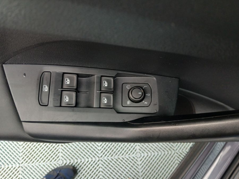 Photo 12 de l'offre de VOLKSWAGEN T-CROSS 1.0 TSI 116 DSG7 PACK JA17 08/25 Key Less Camera Radars RER Privacy Glass à 26950€ chez Mérignac auto