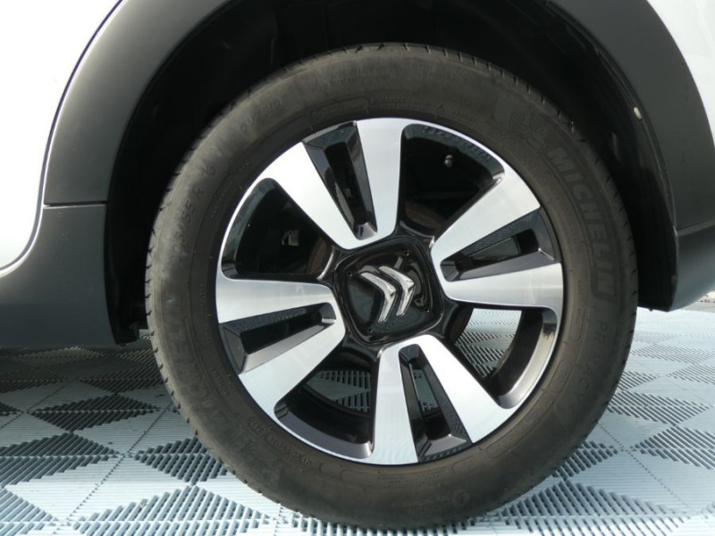 Photo 17 de l'offre de CITROEN C3 III 1.2 PureTech 82 SHINE CarPlay SC TOIT Pano JA16 à 10650€ chez Mérignac auto