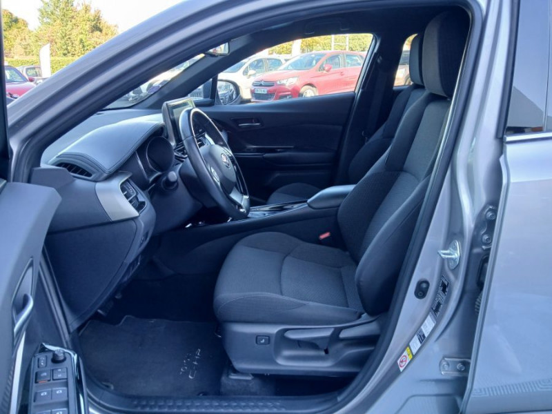 Photo 12 de l'offre de TOYOTA C-HR (2) 1.8 HYBRIDE 122 E-CVT 2WD EDITION Camera à 19750€ chez Mérignac auto