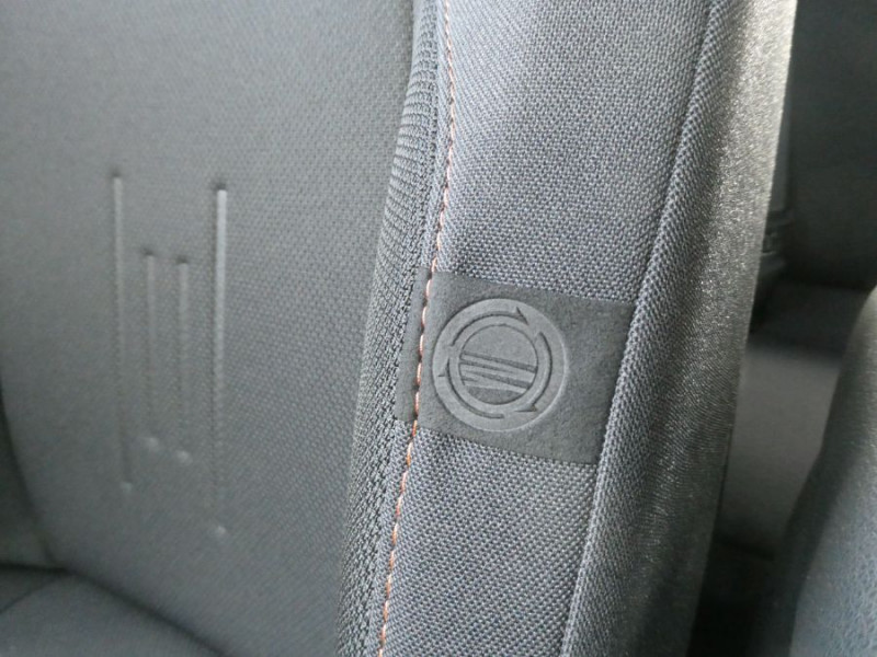 Photo 27 de l'offre de TOYOTA C-HR II 1.8 HYBRIDE 140 CVT 2WD DESIGN GPS 12.3 Camera JA18 Diam. Induction à 30850€ chez Mérignac auto