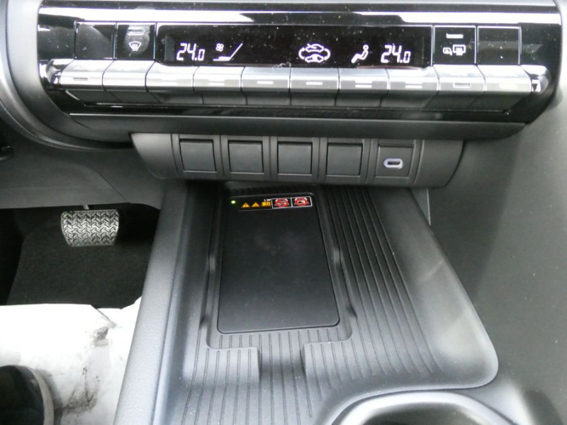 Photo 18 de l'offre de TOYOTA C-HR II 1.8 HYBRIDE 140 CVT 2WD DESIGN GPS 12.3 Camera JA18 Diam. Induction à 30850€ chez Mérignac auto