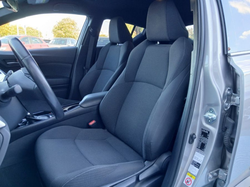Photo 5 de l'offre de TOYOTA C-HR (2) 1.8 HYBRIDE 122 E-CVT 2WD EDITION Camera à 19750€ chez Mérignac auto