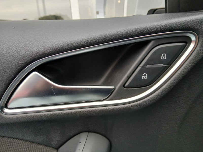 Photo 18 de l'offre de AUDI Q3 2.0 TDI 140 BVM6 AMBIENTE TOE GPS LED Radars à 13950€ chez Mérignac auto