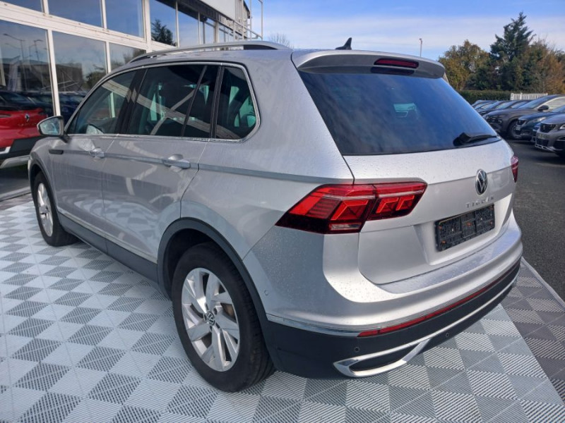 Photo 34 de l'offre de VOLKSWAGEN TIGUAN II (2) 2.0 TDI 150 DSG 2WD ELEGANCE CUIR Camera ACC Hayon EL. JA18 1ère Main à 32490€ chez Mérignac auto