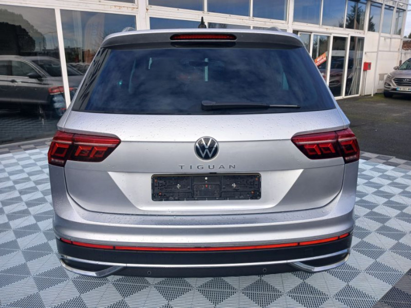 Photo 36 de l'offre de VOLKSWAGEN TIGUAN II (2) 2.0 TDI 150 DSG 2WD ELEGANCE CUIR Camera ACC Hayon EL. JA18 1ère Main à 32490€ chez Mérignac auto