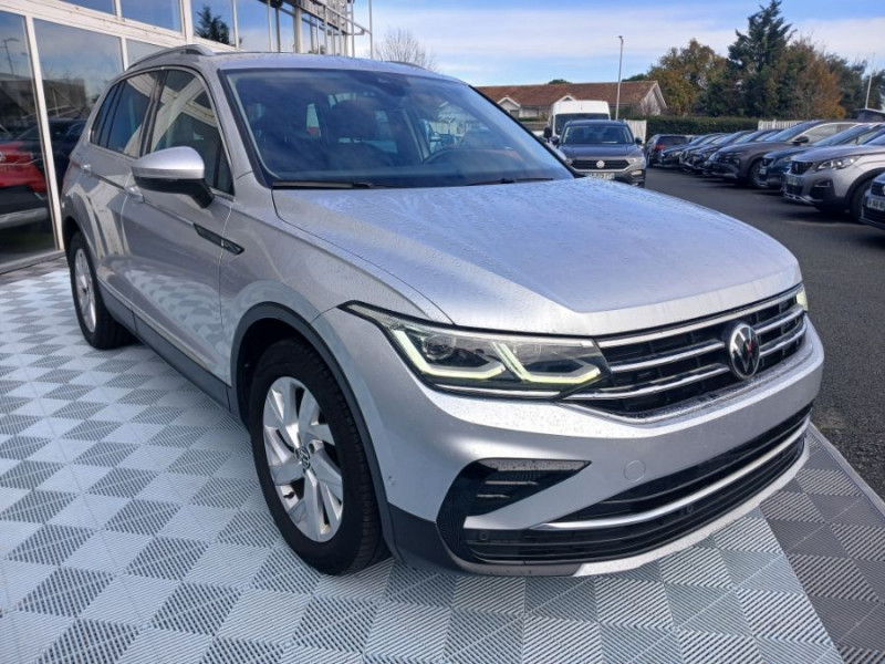 Photo 17 de l'offre de VOLKSWAGEN TIGUAN II (2) 2.0 TDI 150 DSG 2WD ELEGANCE CUIR Camera ACC Hayon EL. JA18 1ère Main à 32490€ chez Mérignac auto
